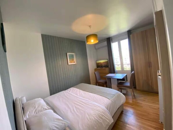 1 habitación y escritorio