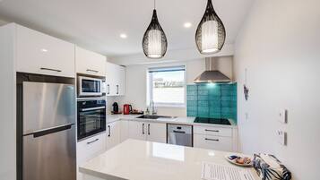 ثلاجة، ميكروويف، غسالة أطباق، ماكينة لصنع القهوة/الشاي