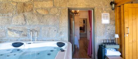 Bañera de hidromasaje al aire libre