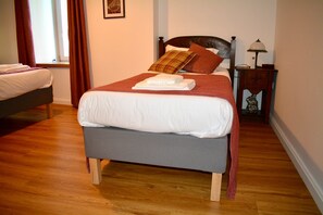 Tabla de planchar con plancha, wifi, ropa de cama