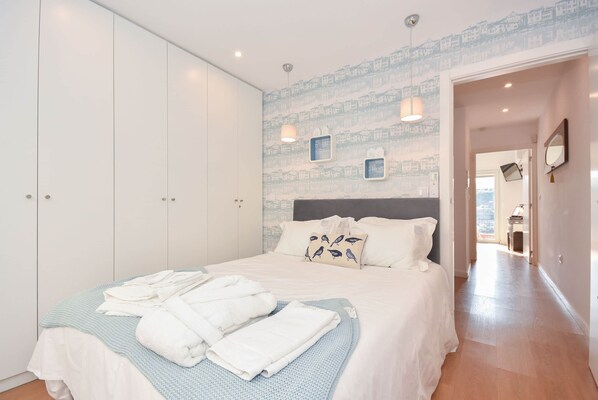 مكواة/لوح كي وواي فاي وملاءات أسرّة