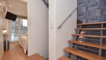 Tabla de planchar con plancha, wifi y ropa de cama