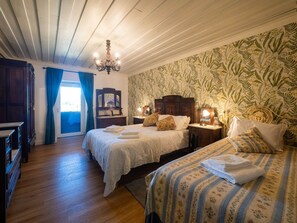 Tabla de planchar con plancha, wifi y ropa de cama 