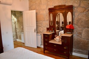 Iron/ironing board, WiFi, bed sheets - Castelo Gerês | Exquisite Eco-Cottage - jacuzzi (Lindoso)