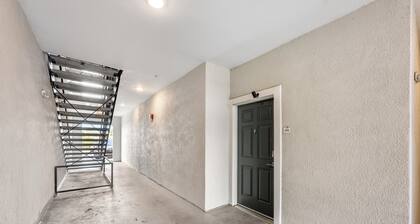 Charming 2-bedroom condo with fitness room and AC in Melbourne