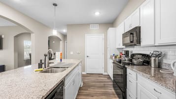 Mikroaaltouuni, uuni, liesi, astianpesukone