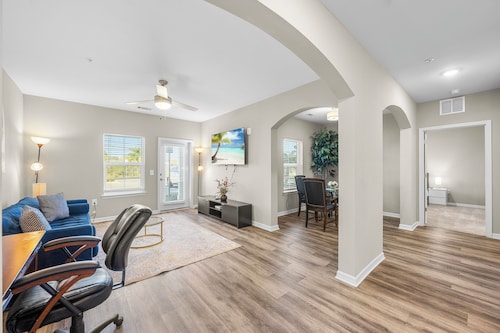 Charming 2-bedroom condo with fitness room and AC in Melbourne