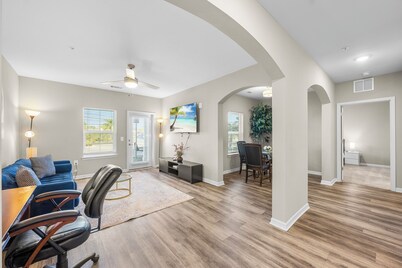 Charming 2-bedroom condo with fitness room and AC in Melbourne