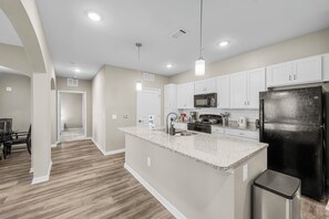 Microondas, horno, placa de cocina, lavavajillas