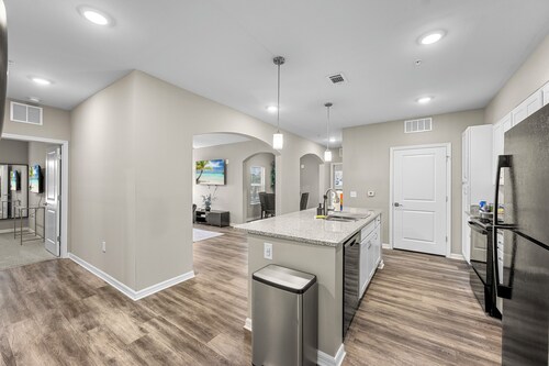 Charming 2-bedroom condo with fitness room and AC in Melbourne