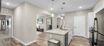 Charming 2-bedroom condo with fitness room and AC in Melbourne