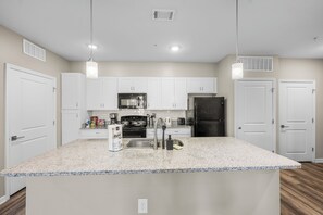 Micro-ondes, four, plaque de cuisson, lave-vaisselle