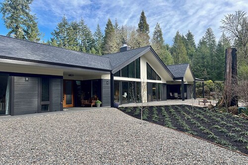 Lone Rock Guest House, 20 acres minutes from the North Umpqua River