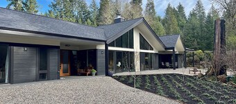 Lone Rock Guest House, 20 acres minutes from the North Umpqua River