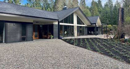 Lone Rock Guest House, 20 acres minutes from the North Umpqua River