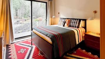 4 bedrooms, iron/ironing board, internet, bed sheets