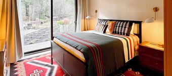 Lone Rock Guest House, 20 acres minutes from the North Umpqua River