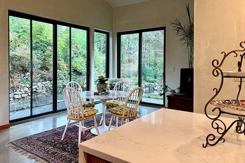 Lone Rock Guest House, 20 acres minutes from the North Umpqua River