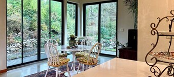 Lone Rock Guest House, 20 acres minutes from the North Umpqua River