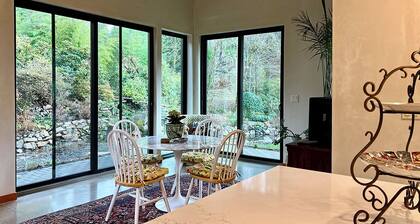 Lone Rock Guest House, 20 acres minutes from the North Umpqua River