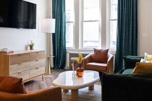 Een televisie en een stereo