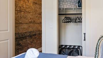 1 habitación, tabla de planchar con plancha, cuna de viaje y wifi