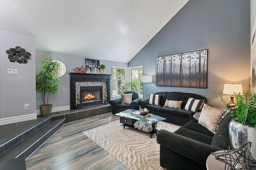 Mountain Views! Spacious & Stylish w/Covered Deck, Fenced Yard, BBQ & Firepit