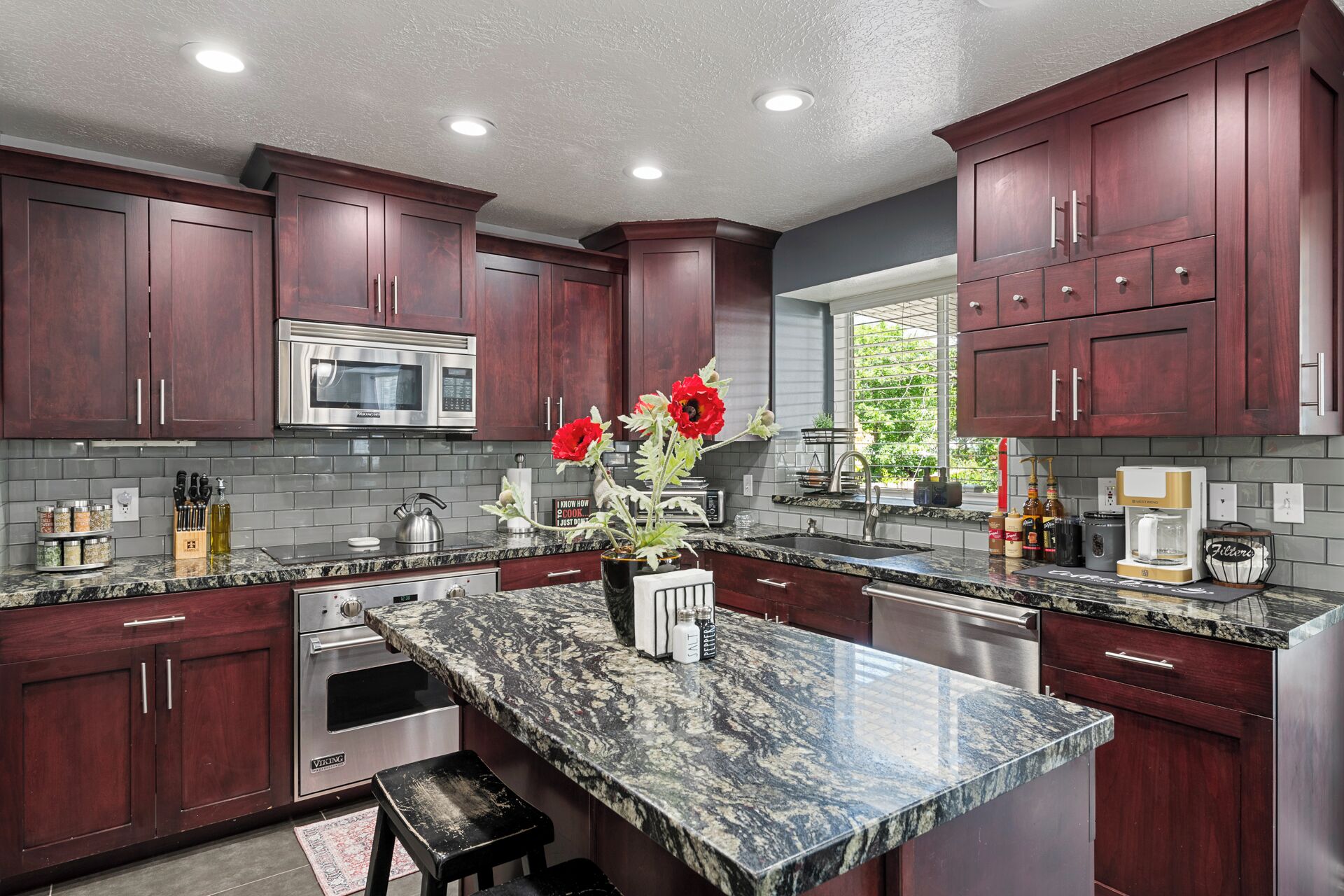 Een magnetron, een oven, een kookplaat, een vaatwasser