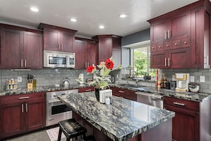 Een microgolfoven, een oven, een kookplaat, een vaatwasser