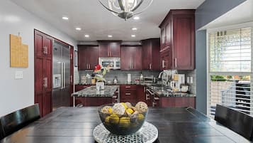 Mikrobølgeovn, ovn, kokeplater og oppvaskmaskin