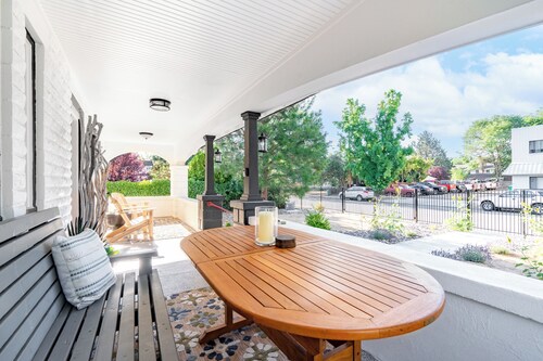 Dusk & Day Spa: A Luxe Home & Rentable Spa near The Truckee River and Downtown