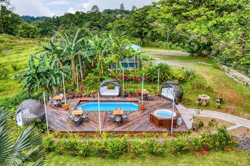 10-room hotel in fabulous Nuevo Arenal with AC
