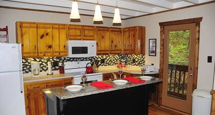 A CABIN ON PARADISE Tranquil cabin in Murphy - just 1 mile from JCC Folkschool