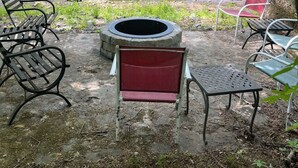 A riverside seating area with a fire pit and benches. - A CABIN ON PARADISE Tranquil cabin in Murphy - just 1 mile from JCC Folkschool (Murphy)