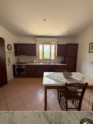 Fridge, oven, stovetop, coffee/tea maker