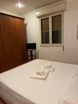 3 chambres, bureau, fer et planche à repasser, lit de bébé portatif