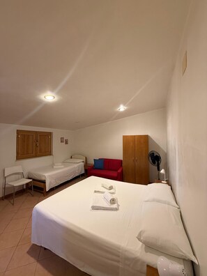 3 bedrooms, desk, iron/ironing board, travel crib