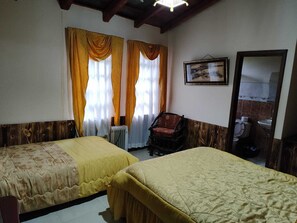 Standard Triple Room, Mountain View | Free WiFi - Hostería Tiopullo  (Mulaló)