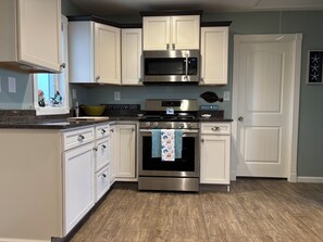 Kjøleskap, mikrobølgeovn, ovn og kokeplater