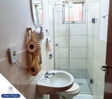 Ducha, secador de pelo, toallas, jabón