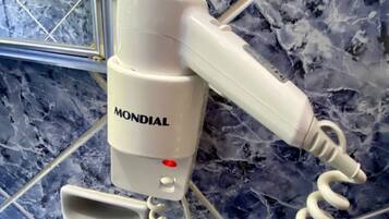 Chuveiro, secador de cabelo, toalhas de banho, sabonete