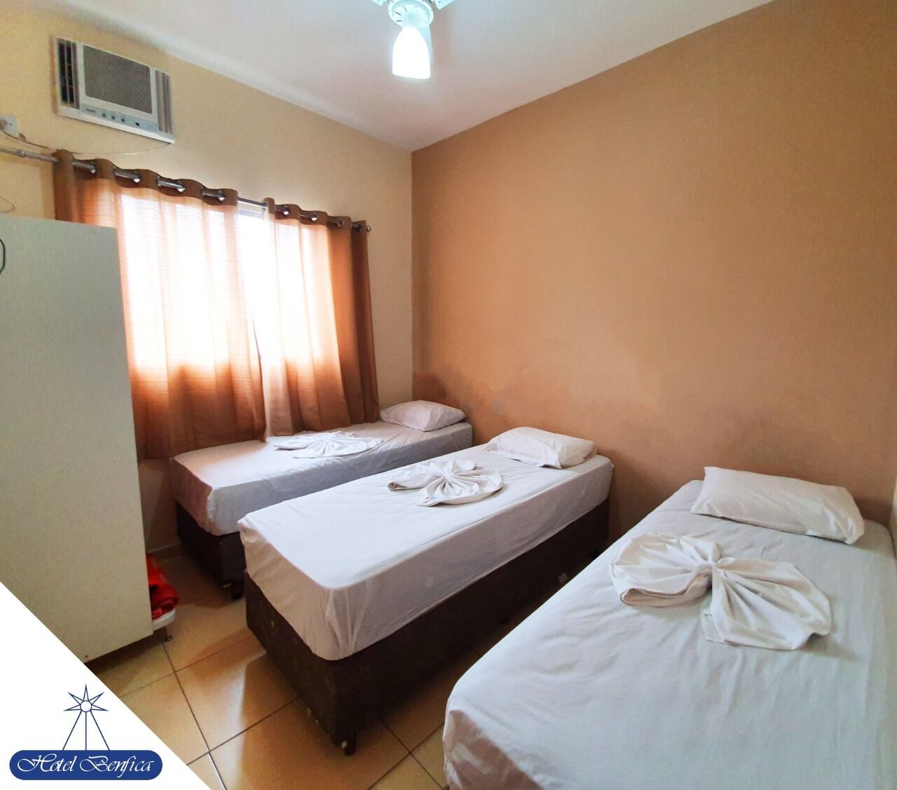 トリプルルーム ベッド (複数台) | WiFi (無料)