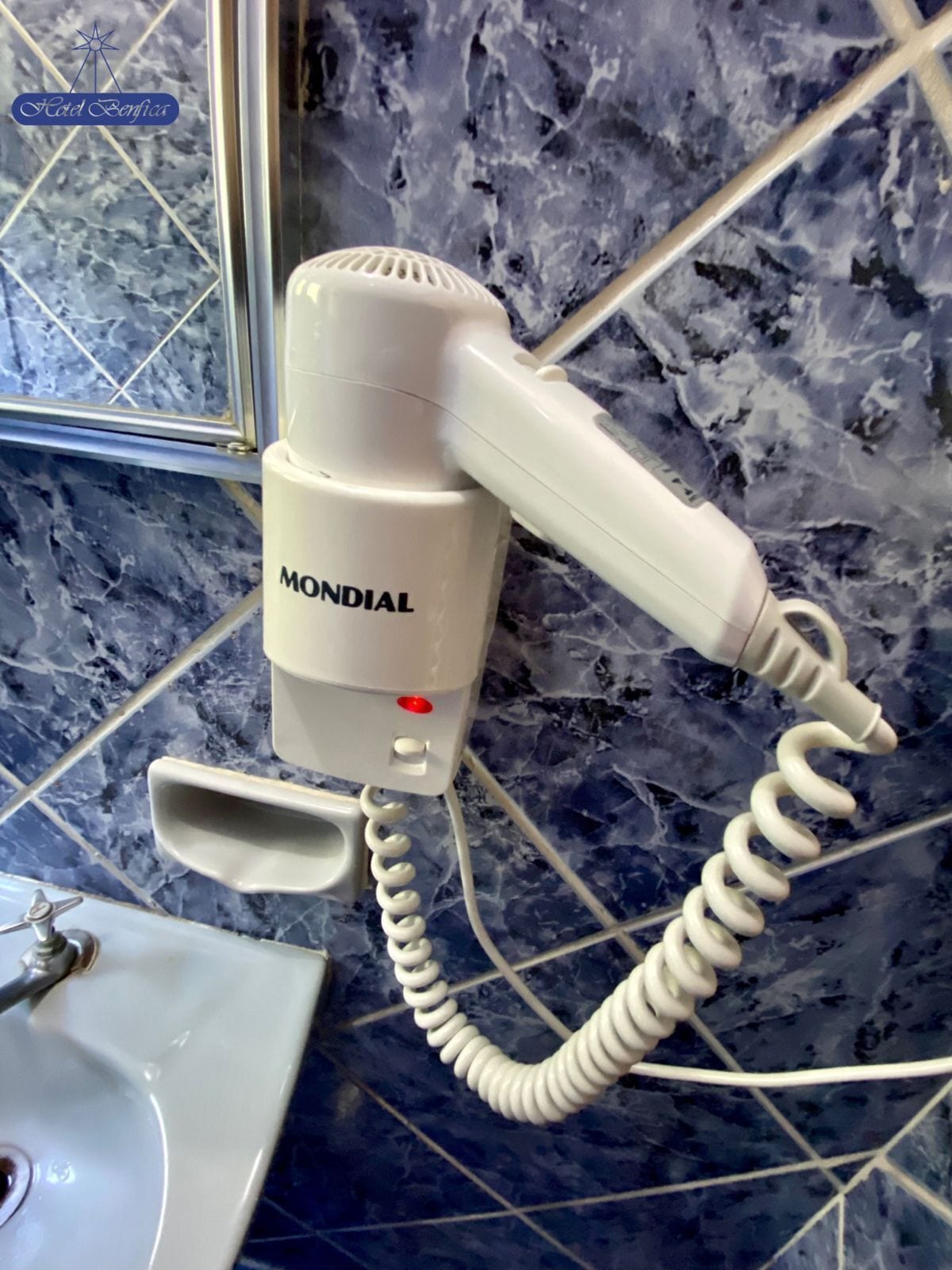 Ducha, secador de pelo, toallas y jabón
