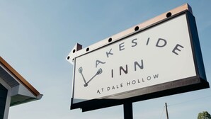 Señal de Lakeside Inn en Dale Hollow.