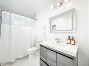 Shower, hair dryer, towels, soap - Delray Beach Escape - Near Downtown & Beaches (Delray Beach)