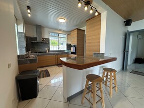 Mikroaaltouuni, uuni, liesi