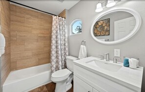 Douche, sèche-cheveux, serviettes fournies, savon
