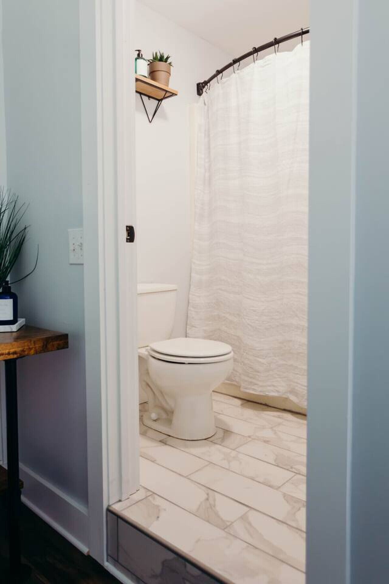 Secador de cabelo, toalhas de banho