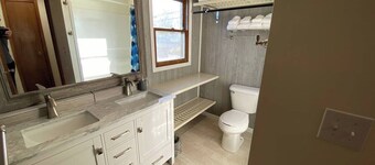 Alaskana - Walk to Downtown, 3 Bedroom Upper Apt