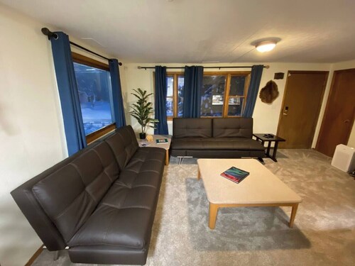 Alaskana - Walk to Downtown, 3 Bedroom Upper Apt